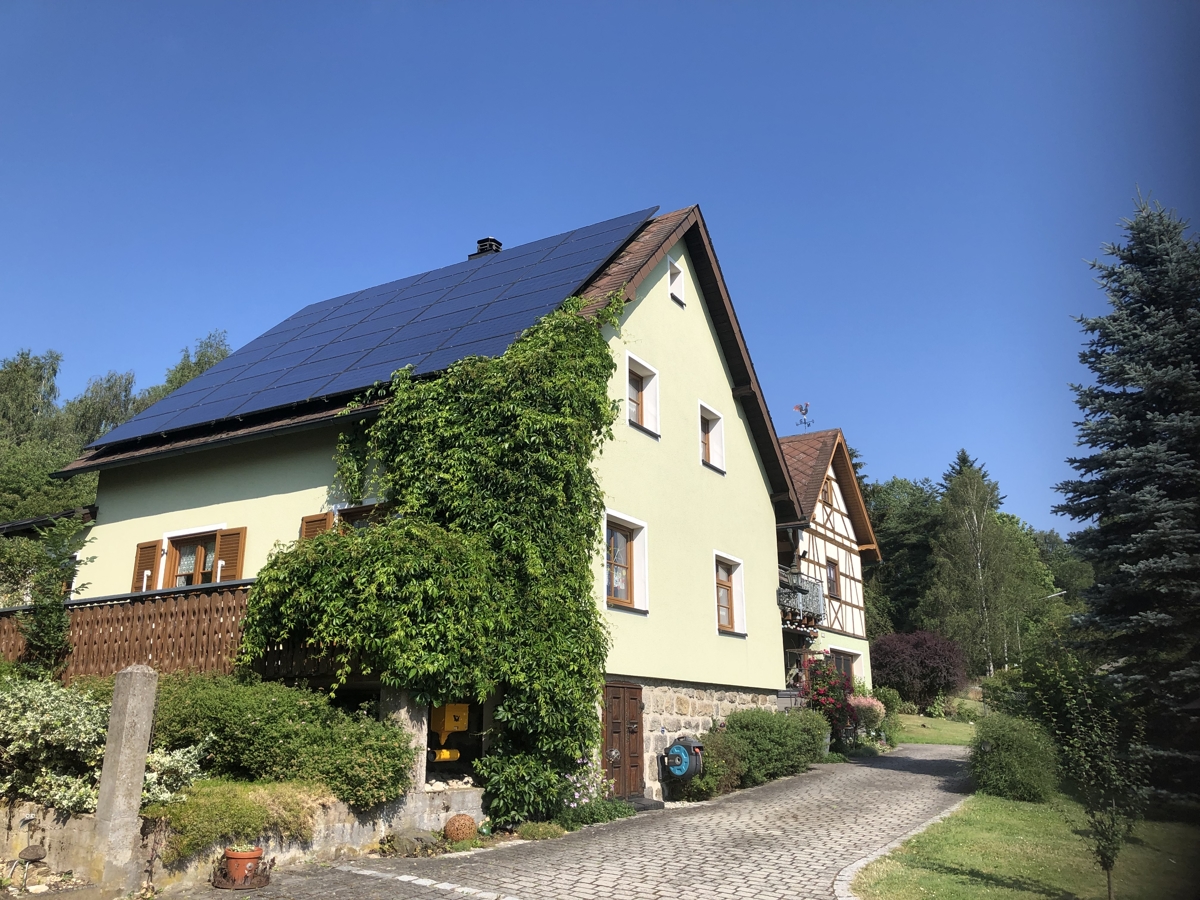 Haus Ansicht mit Photovoltaik-Anlage 